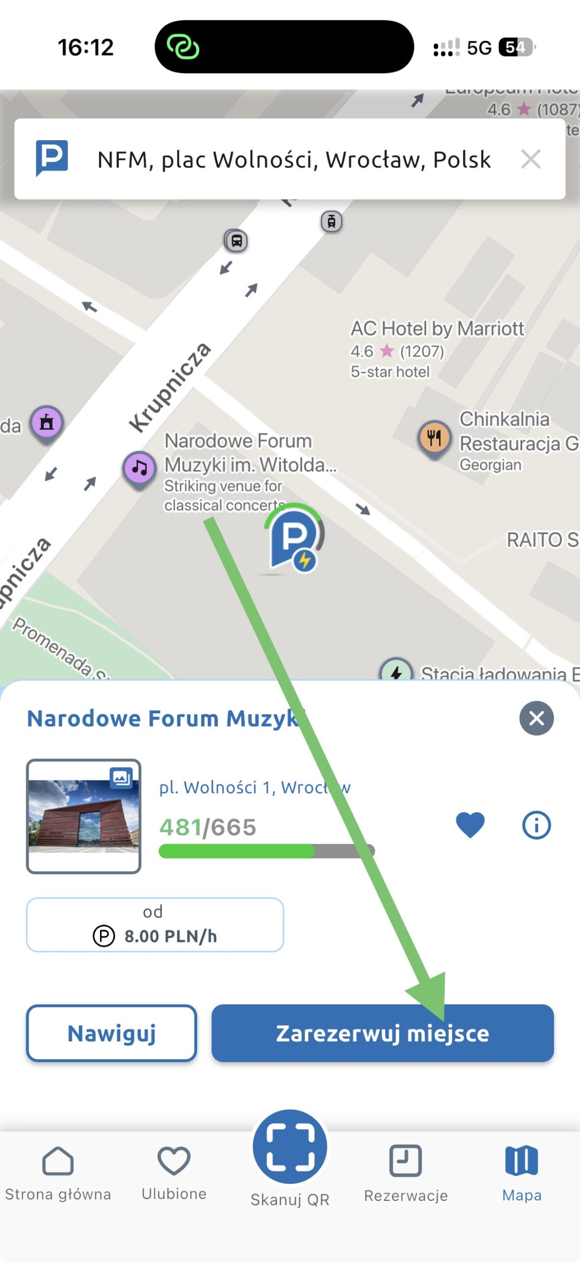 Karta parkingu NFM, strzałka wskazuje przycisk Zarezerwuj miejsce