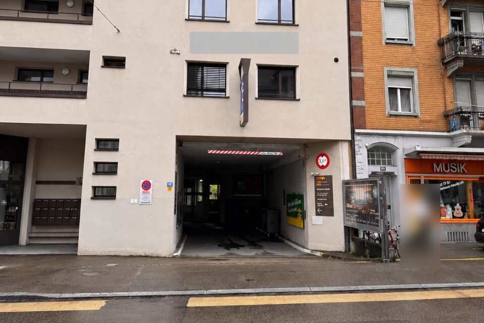 Entrance to the ShareP car park at Kalkbreitestrasse 115, Zürich, height limit 3.5 m