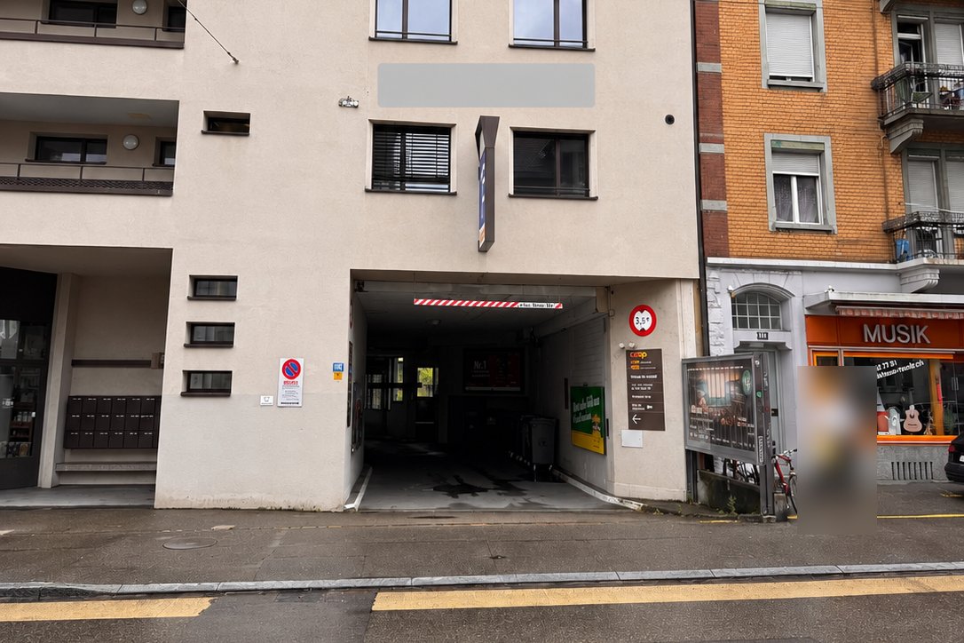 Entrance to the ShareP car park at Kalkbreitestrasse 115, Zürich, height limit 3.5 m