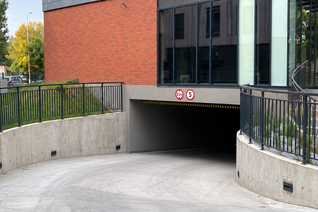 Rampa di accesso al parcheggio sotterraneo in via Tęczowa 31A, Breslavia, altezza massima consentita 2,0 m