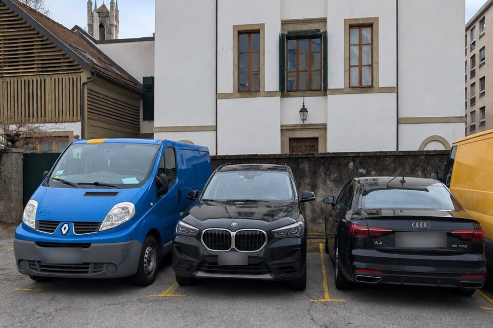 Open-air parking spaces at VISIONAPARTMENTS, Rue des Communaux 18, Vevey