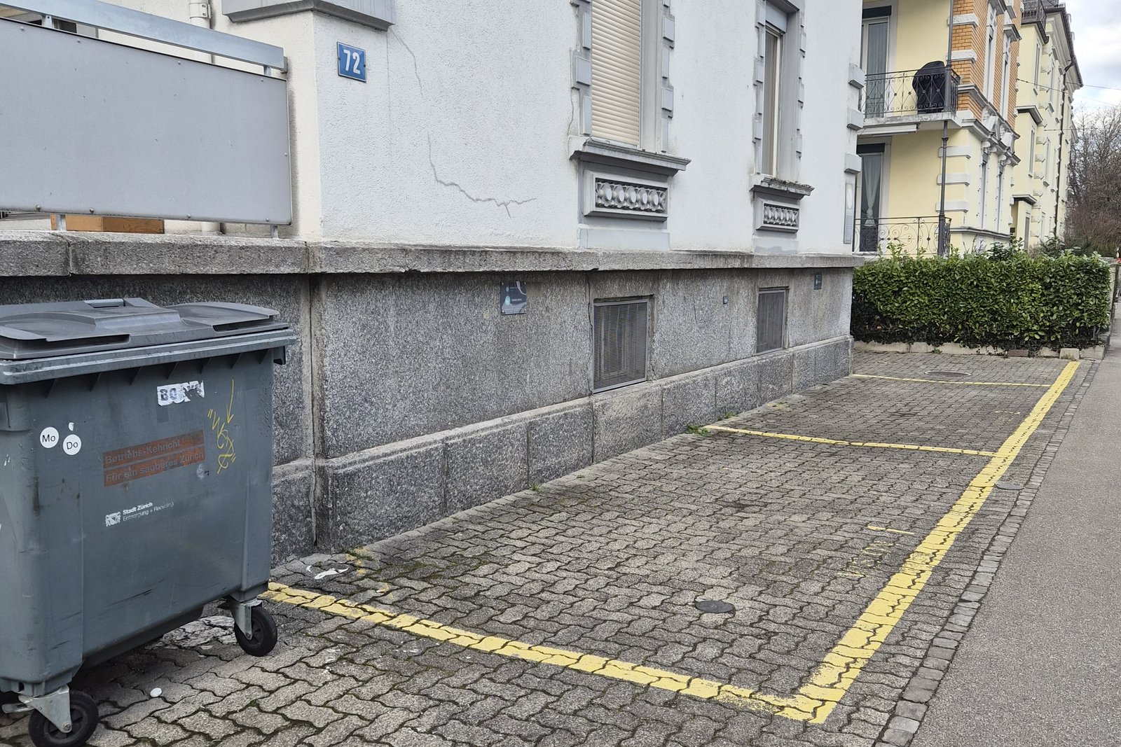 Parking spaces in front of VISIONAPARTMENTS Waffenplatzstrasse 72, Zürich